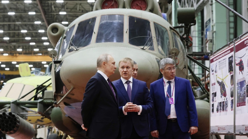 Директор авиазавода в Улан-Удэ рассказал Путину о контрактах на вертолеты